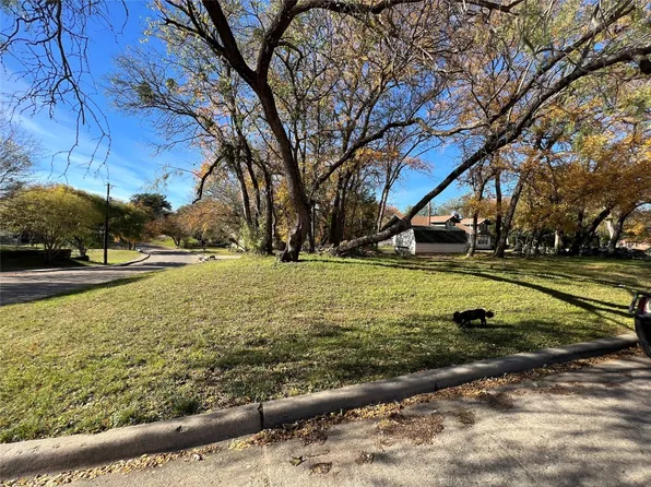 2011 Sheriff Dr, Grand Prairie, TX 75051