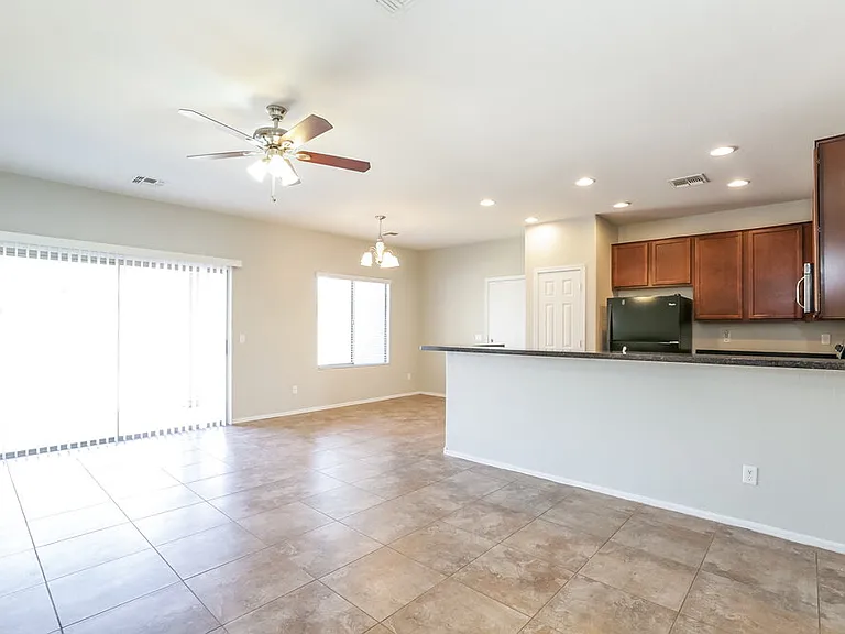 7907 S 50th Ln — Photo 5