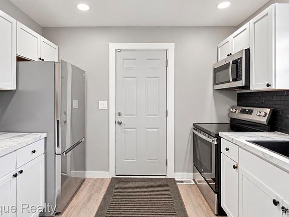 3rd image of 1318 Wells St