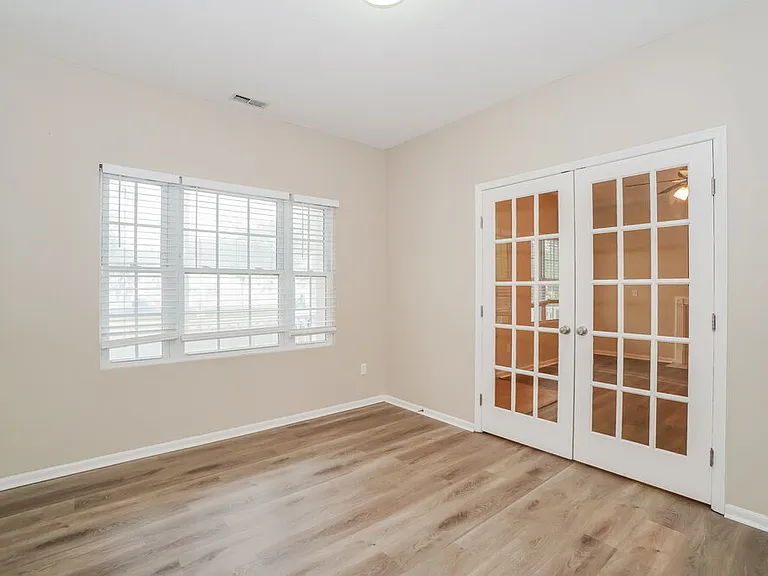 807 Summerville Dr — Photo 11
