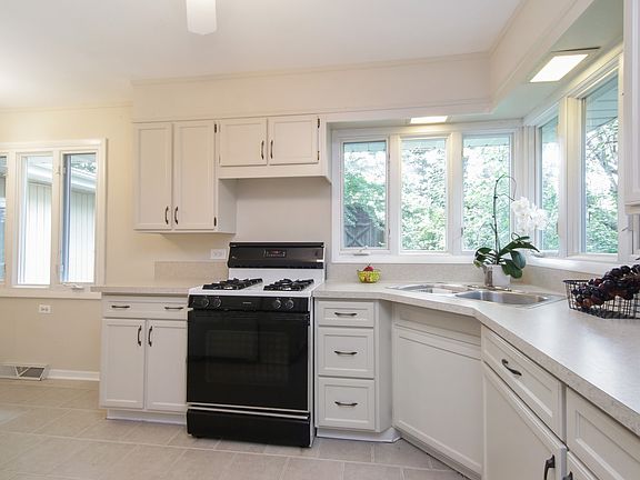 3rd image of 1943 Thornwood Ln