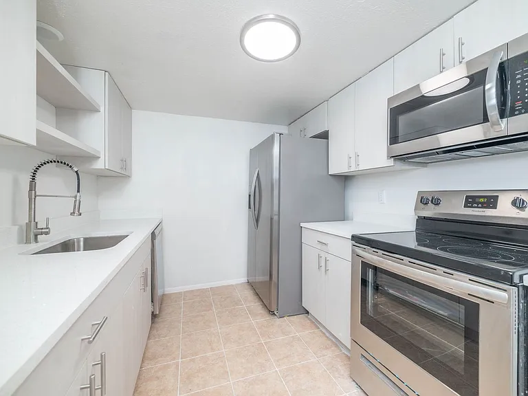 Camelot Apartments — Photo 88