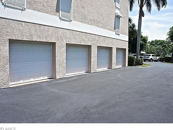4th image of 900 Collier Ct APT 403