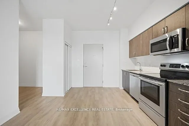 10 Meadowglen Pl #309 — Photo 5