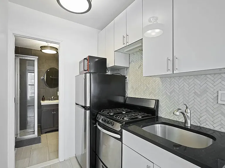 534 E 14th St #12 — Photo 3