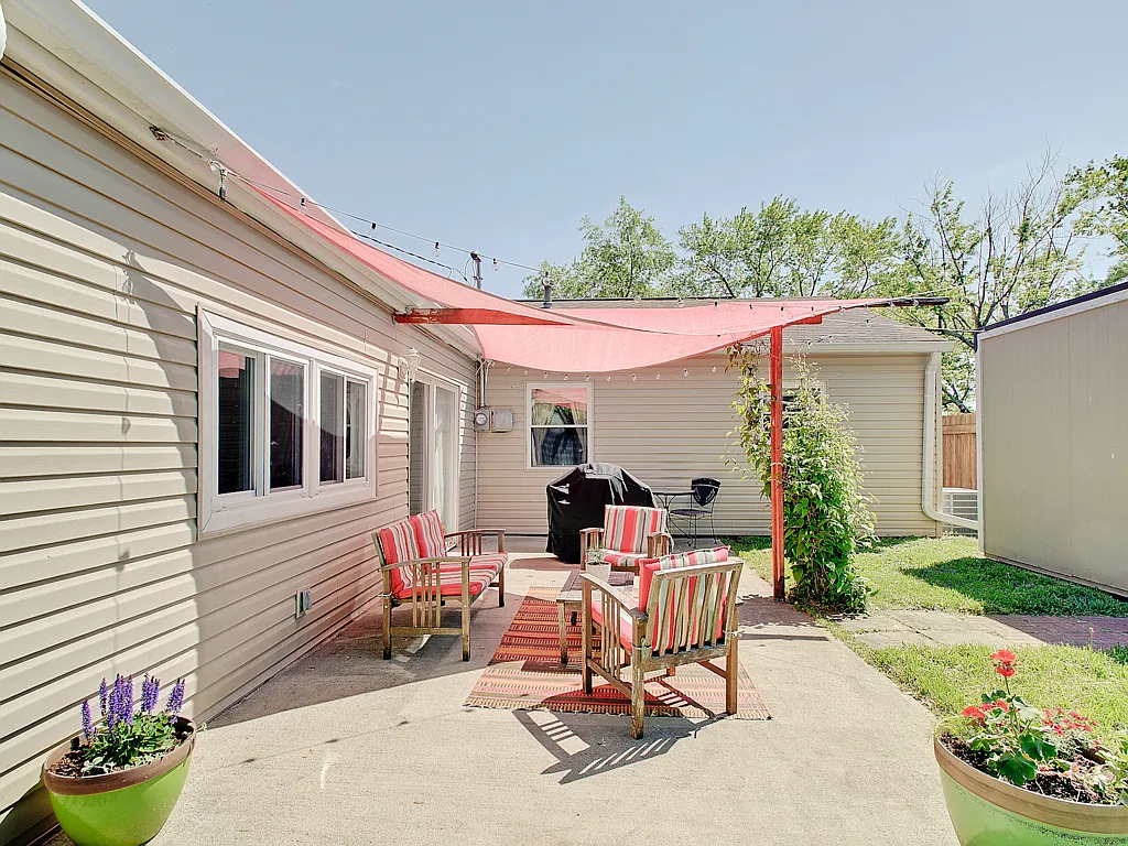 3 bed, 1340 sqft, $1,635 — Photo 2