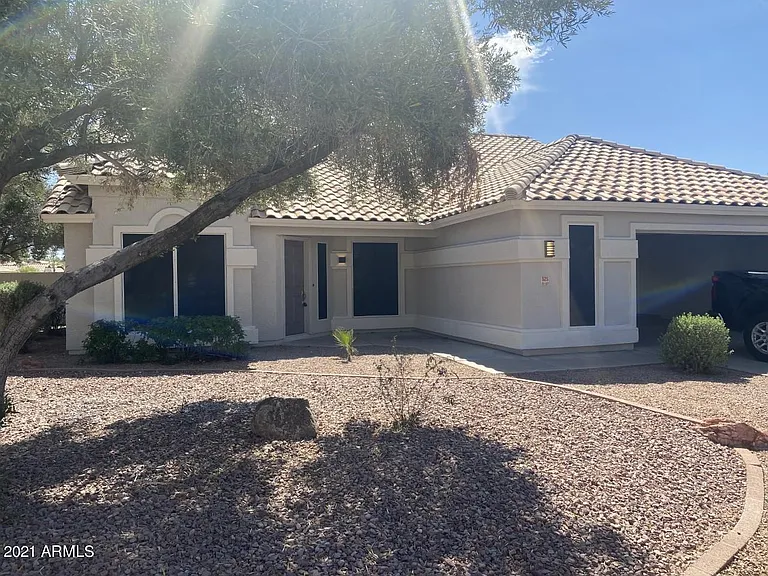 525 W Candlewood Ln — Photo 1