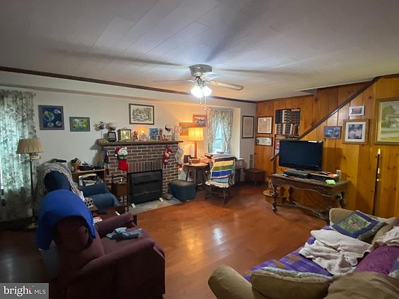 3rd image of 1402 Village Ln
