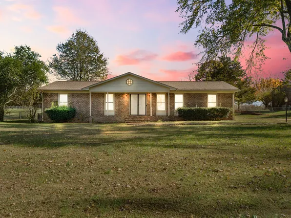 26 Lancer Dr, Fayetteville, TN 37334