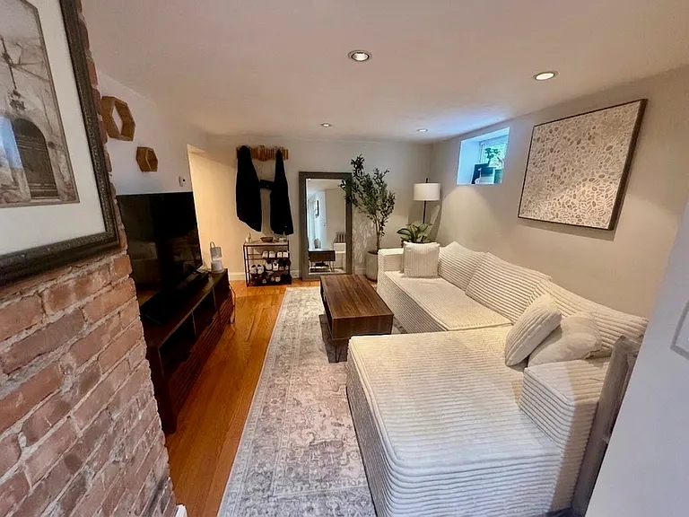 81-83 Perthshire Rd #B — Photo 4