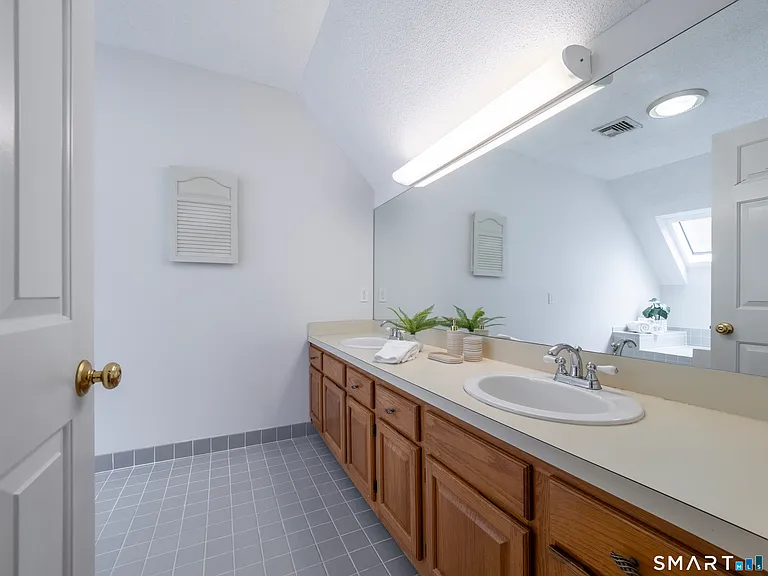37 Wilton Crst #37 — Photo 18