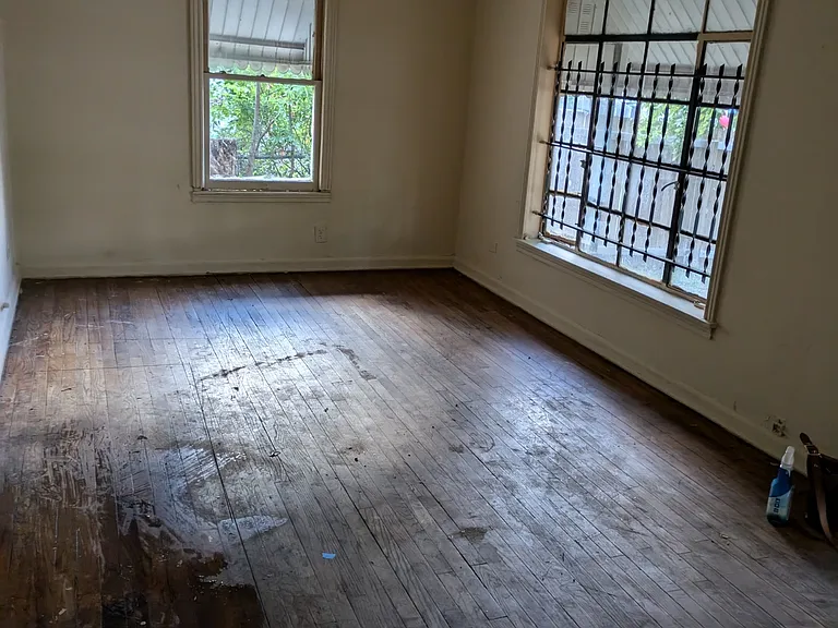 1046 Poinsettia — Photo 14