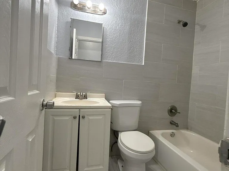 720 SW 7th St #4 — Photo 13