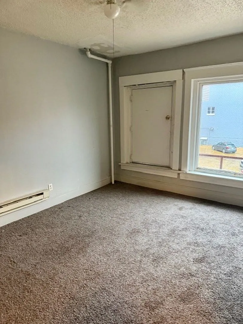 215 1/2 East 5th Street Apartments — Photo 3