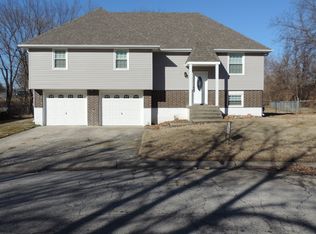 936 Ridge Dr, Warrensburg, MO 64093