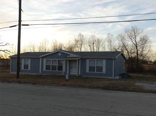 422 Hutchinson St, Bowie, TX 76230