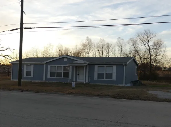 422 Hutchinson St, Bowie, TX 76230