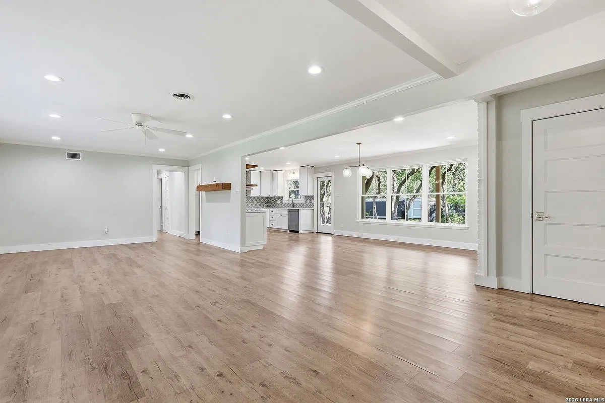 4 bed, 4.0 bath, 2272 sqft, $3,000 — Photo 4