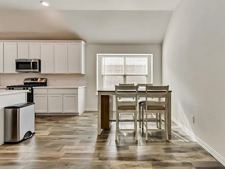 814 Bluewood St — Photo 3