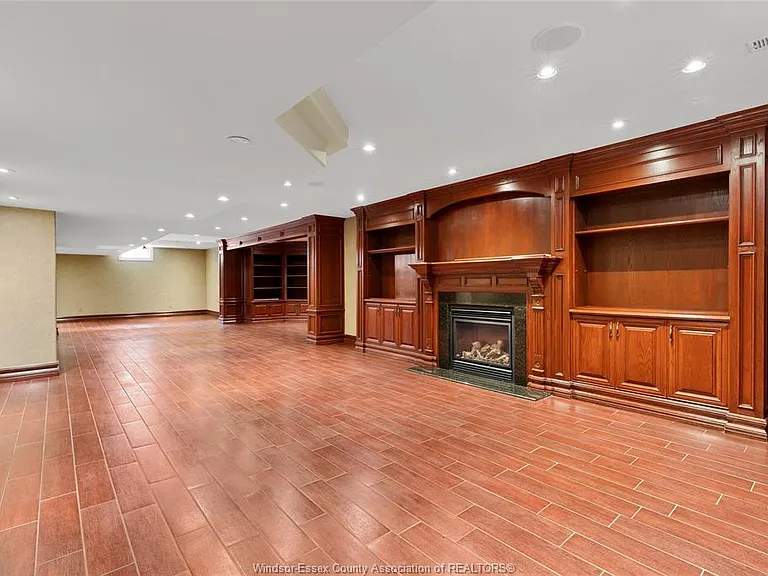 1585 Stoneybrook Cres — Photo 36