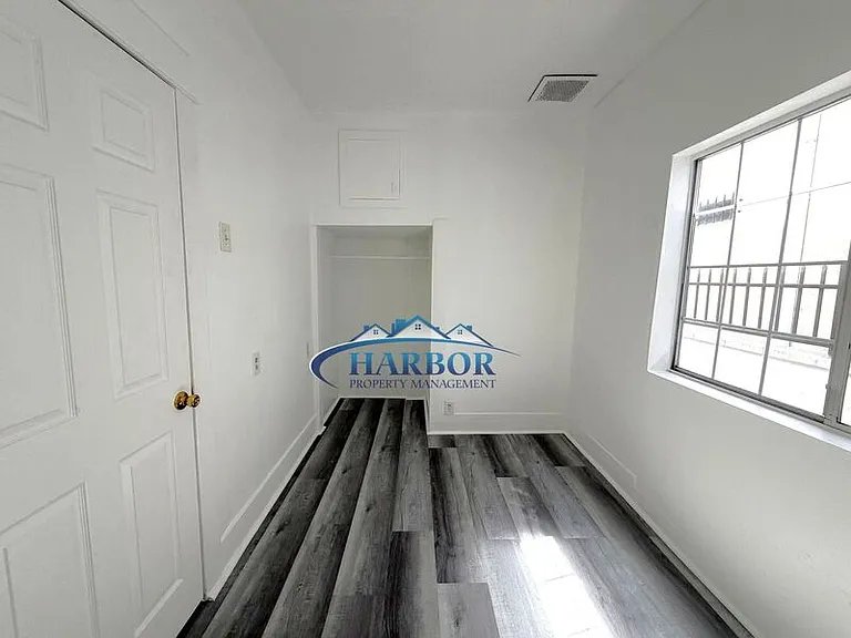 645 W 15th St — Photo 7