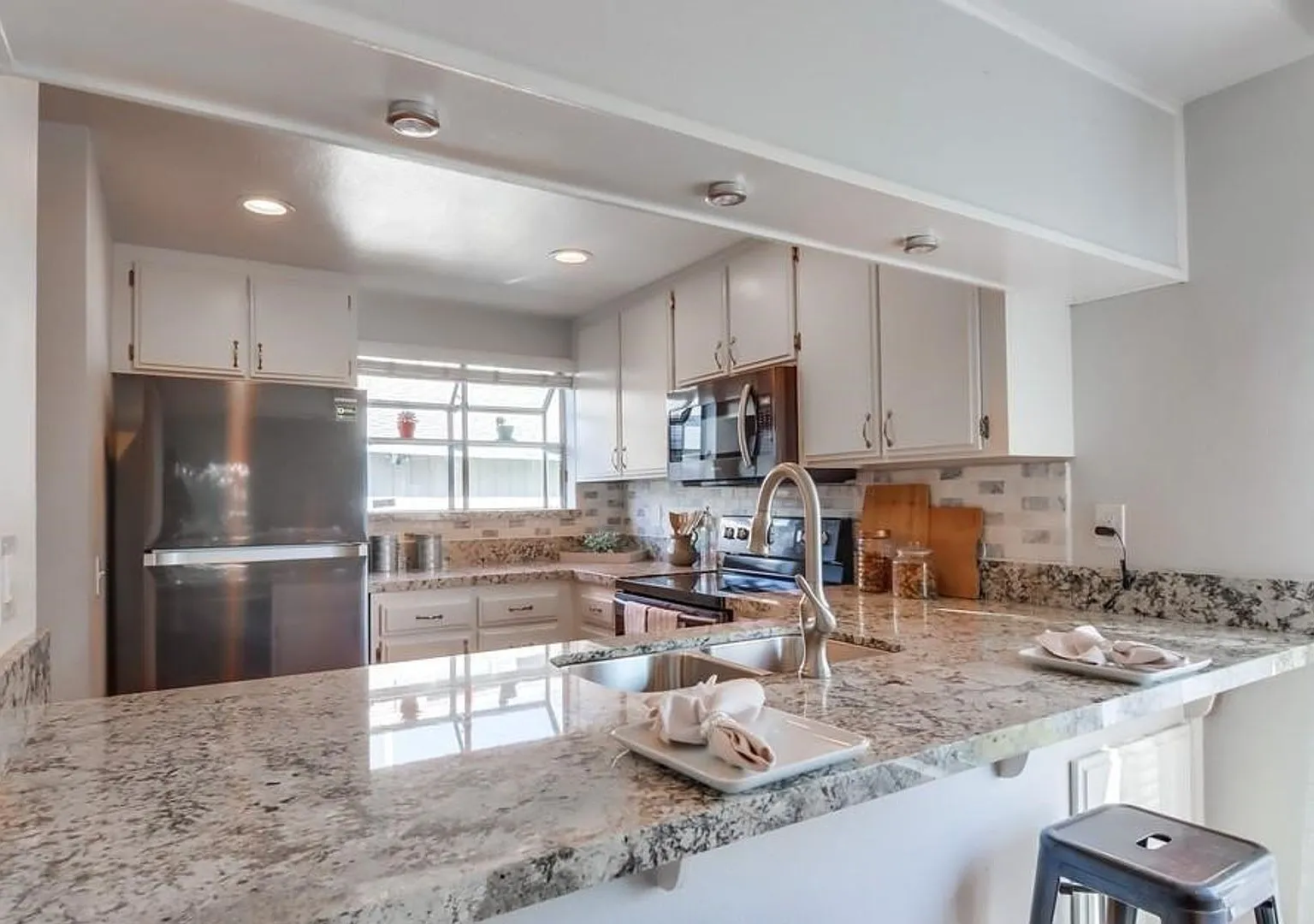 Spacious 2 Bedroom, 2.5 Bath Townhome - Pet Friendly with Modern Amenities! — Photo 1