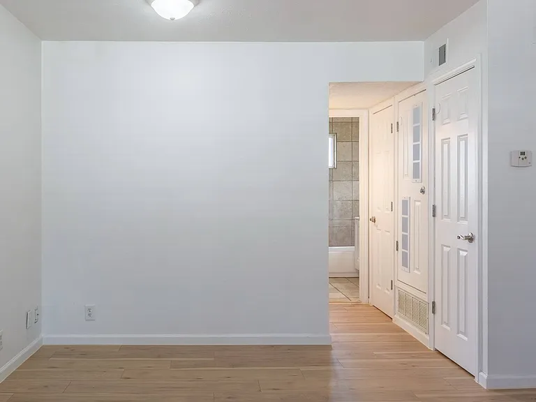 Cuming St Apartments — Photo 38