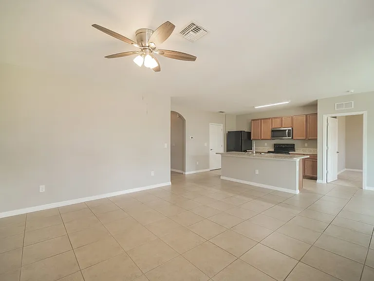 218 SE 8th St — Photo 4