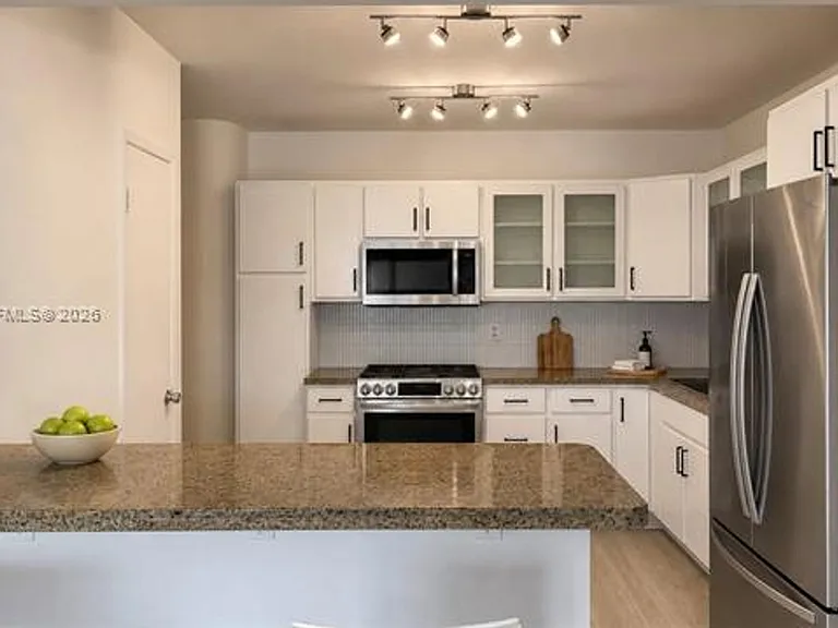 900 Bay Dr #424 — Photo 8