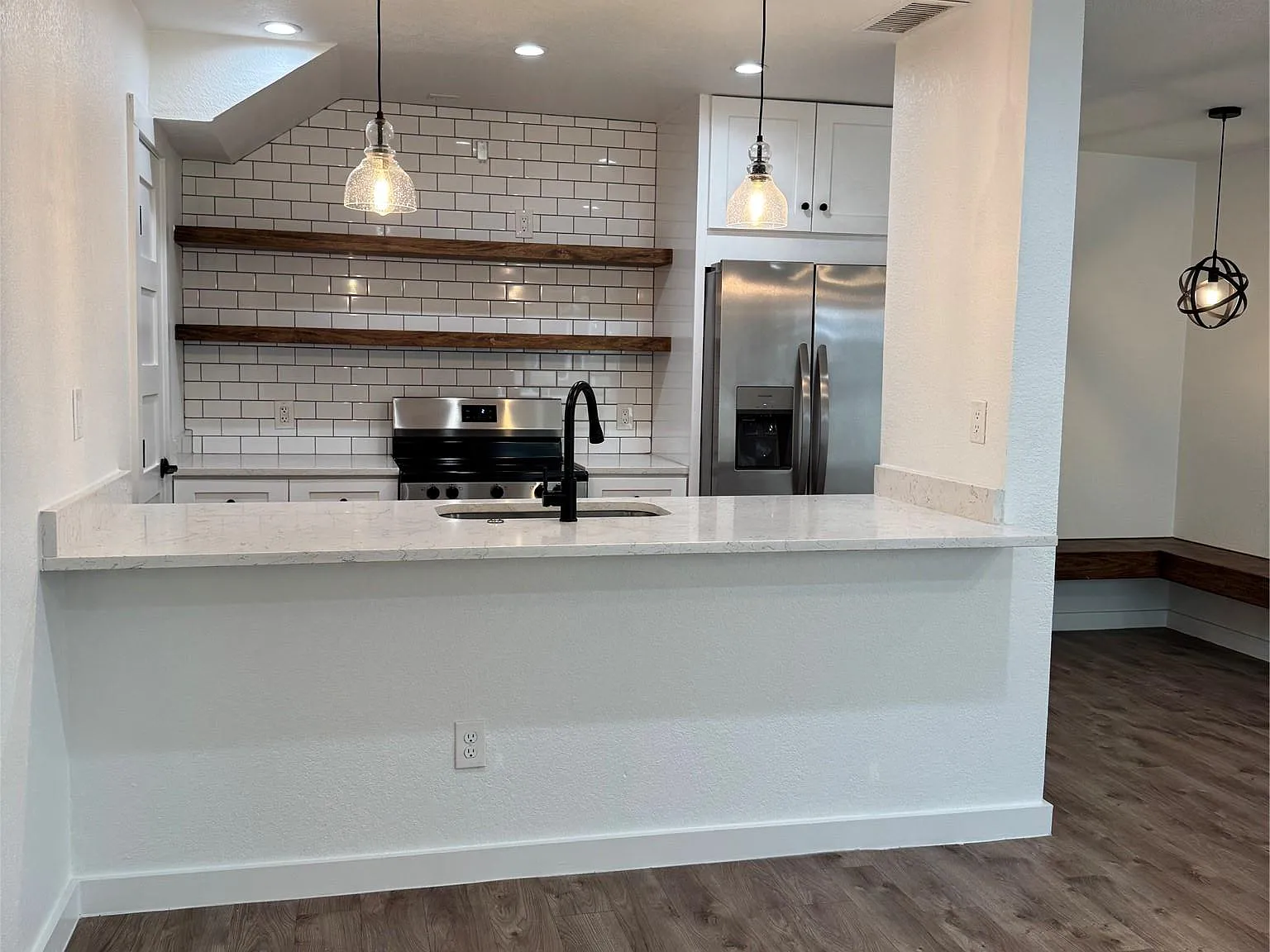 2 bed, 1.5 bath, 802 sqft, $1,250 — Photo 2