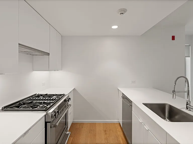50-504 W Broadway #499 — Photo 12