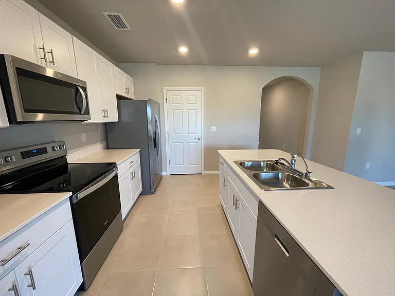 1437 NW 31st Pl — Photo 3