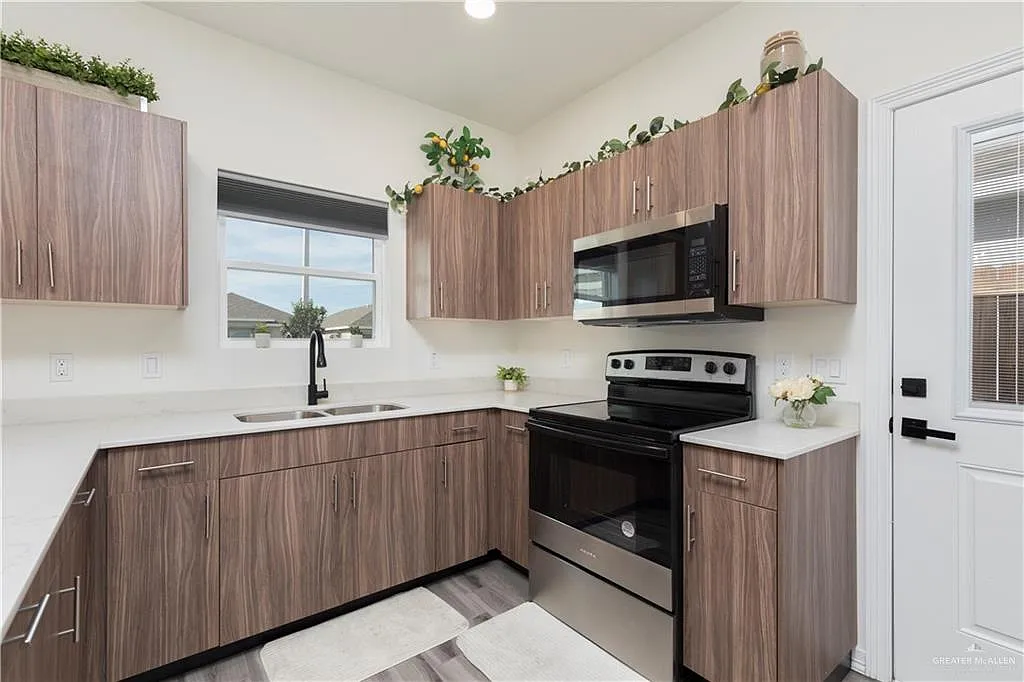 2 bed, 2.0 bath, 950 sqft, $1,050 — Photo 2
