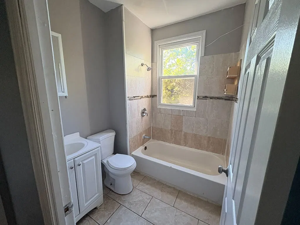 4 bed, $2,200 — Photo 2