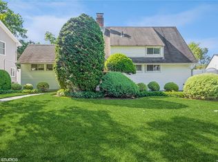 43 Ribbon Ln, Wantagh, NY 11793