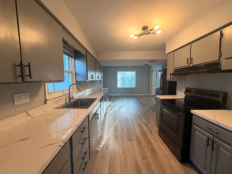 142 Van Buren Ave — Photo 3