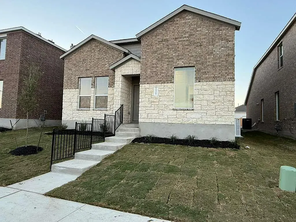 4 bed, 2211 sqft, $2,350 — Photo 2