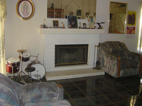 Living Room/Fireplace