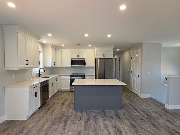 5th image of 10 Acorn Ln