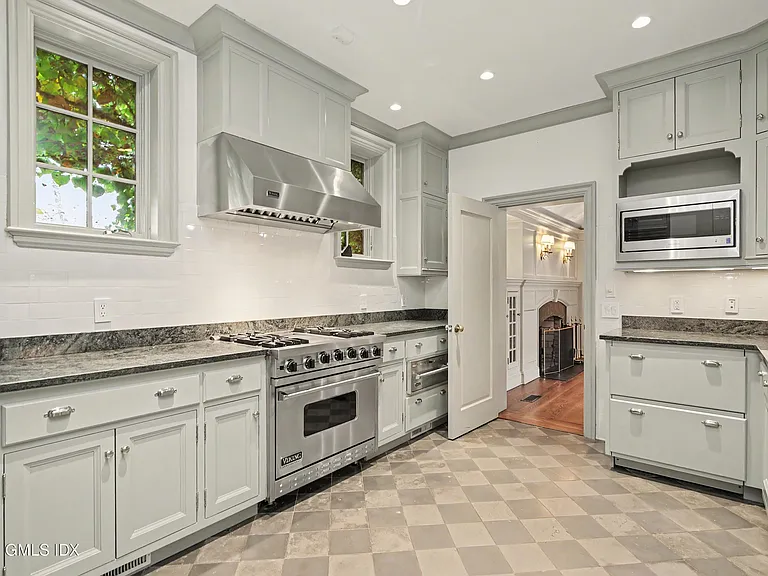 183 E Putnam Ave #CARRIAGE HOUSE — Photo 11