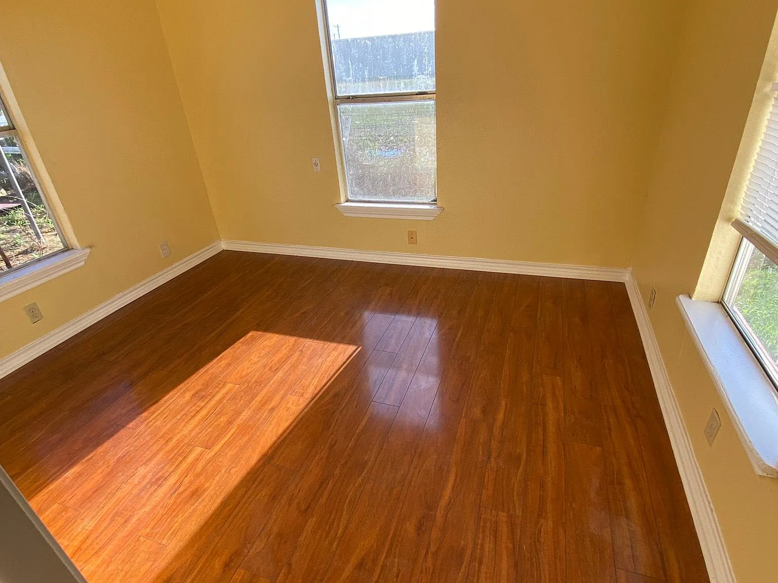 2 bed, 1000 sqft, $975 — Photo 1