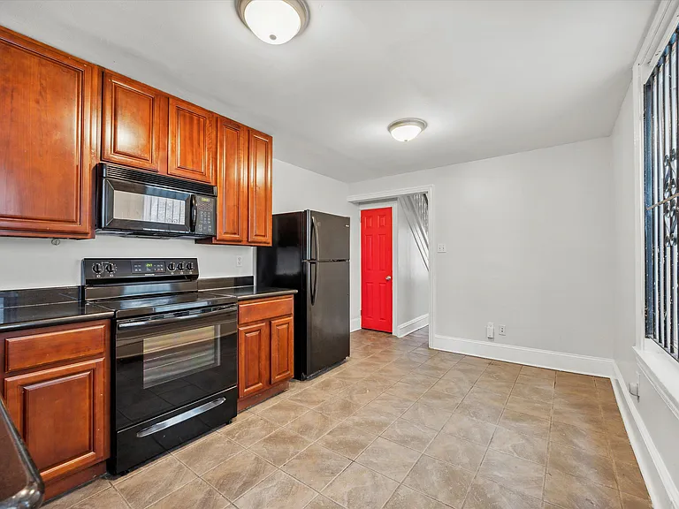 1730 Monument St — Photo 17