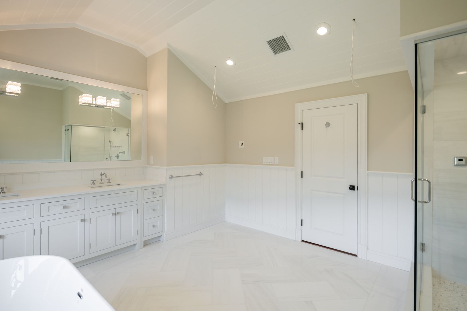  Spacious luxurious master bath with steam shower