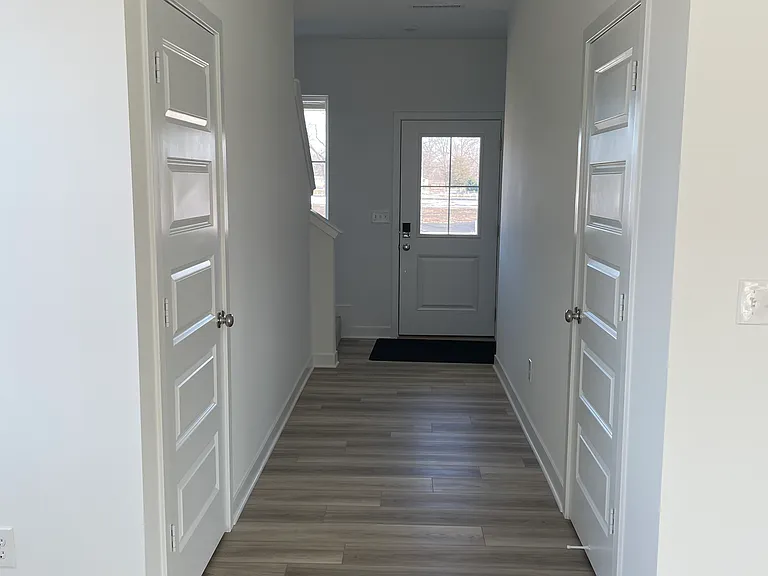 532 Lincoln Cir W — Photo 9