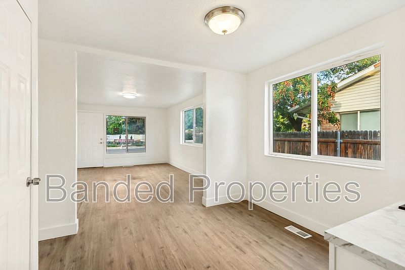 1st image of 802 E Redmaple Rd