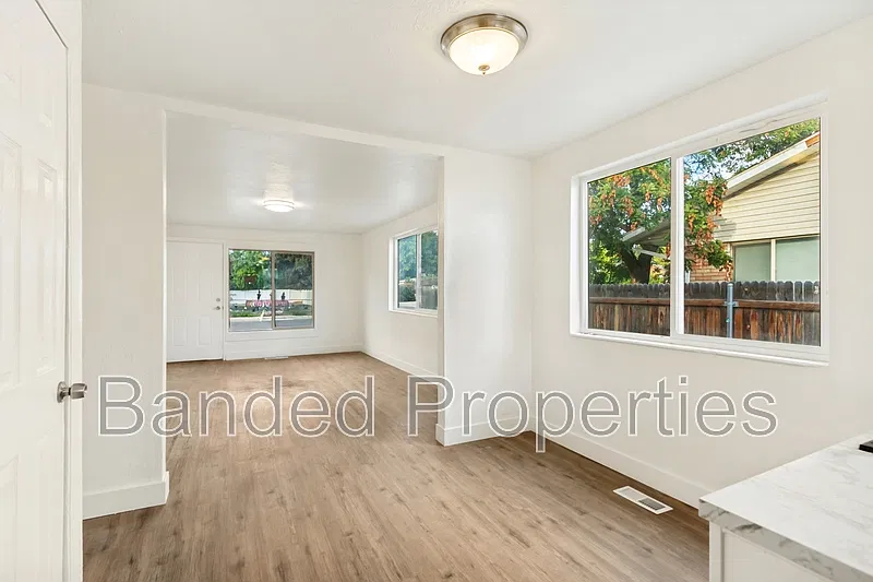 802 E Redmaple Rd