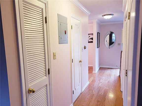 3rd image of 1148 Canterbury Sq N