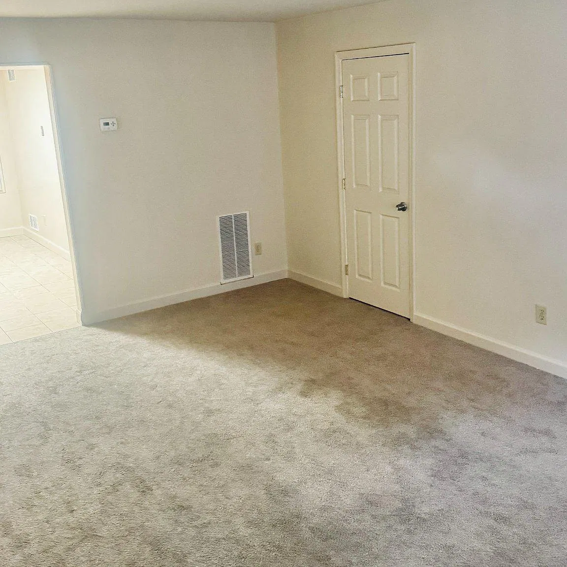 Warfield Condominium — Photo 3
