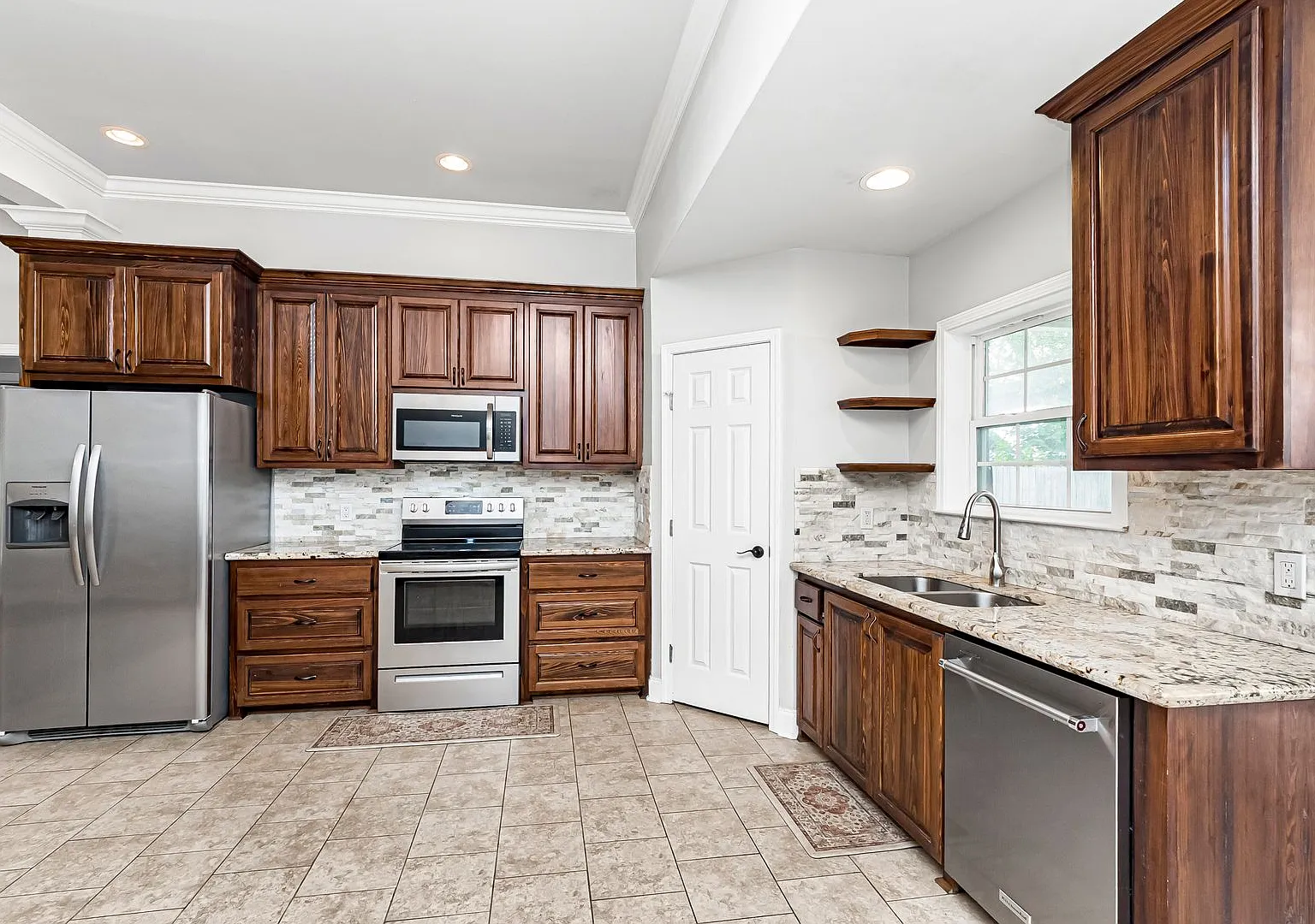 Charming 3-Bedroom Home in Port Allen Pet Friendly with Fenced Yard — Photo 1