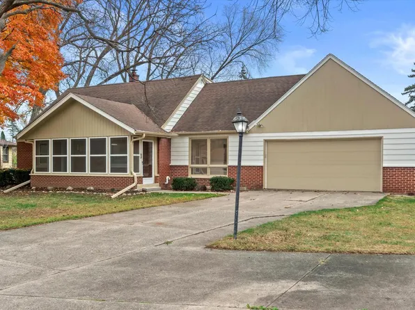 1612 South Wildwood DRIVE, New Berlin, WI 53151